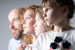 portret van familie met enkel de gezichten