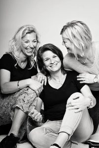 Portret van vriendinnen in de fotostudio