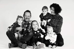 familieportret in de studio zwartwit