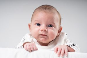 Foto van baby in de fotostudio