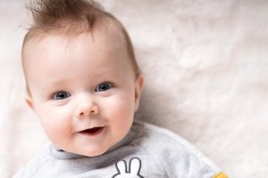blije foto van een baby in de fotostudio