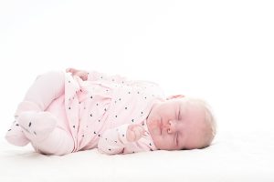 slapende baby in de studio met een witte achtergrond.