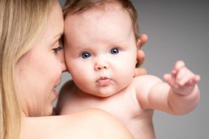 Newbornshoot van kind en moeder