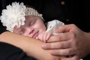 Baby in mama haar armen in de fotostudio