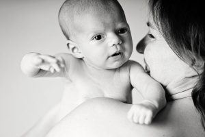 Mama en baby in zwart wit