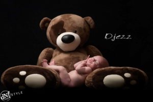 studioshoot van een newborn baby met een grote knuffelbeer
