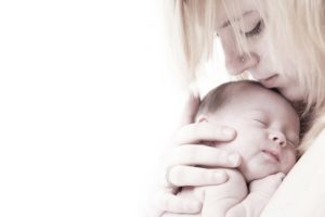 newbornshoot van dochter en moeder