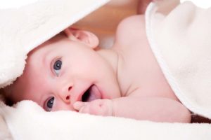 newborn meisje in de fotostudio
