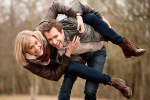 loveshoot op sonnevijver lachend koppel