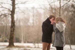loveshoot op sonnevijver tijdens de winter