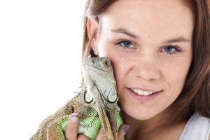 meisje met leguaan in de fotostudio