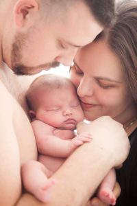 newbornshoot van baby en ouders in de fotostudio