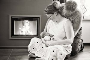 newbornshoot van baby en ouders bij de ouders thuis
