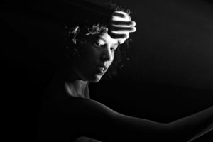 portretfoto van meisje tijdens fotoshoot in geleen op een zwarte achtergrond