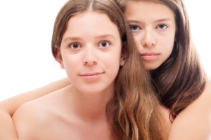 2 vriendinnen tijdens een portret fotoshoot in de fotostudio